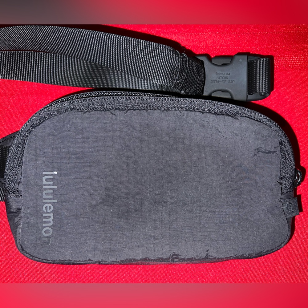 lululemon- Mini Everywhere Belt Bag In Black